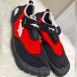 Newtz Youth Boy's Water Shoes Size 5🌴